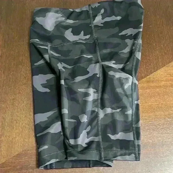 Athleta Ultimate Stash Pocket Camo 7" Short - Picture 7 of 7